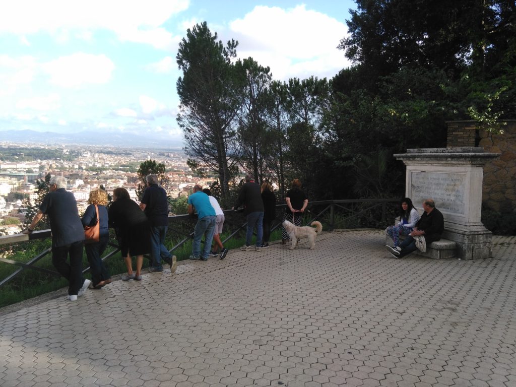 La terrazza panoramica in cima ai sentieri attorno alla struttura