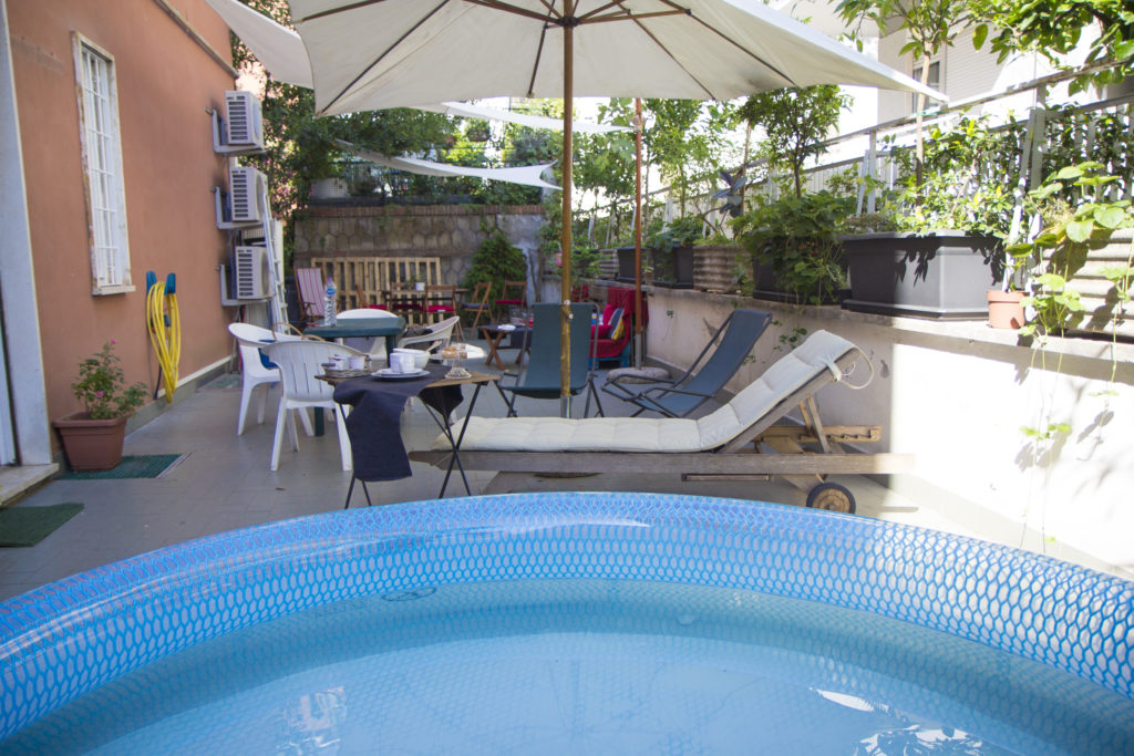 L' ampia terrazza con piscina