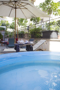 L'ampia terrazza con piscina